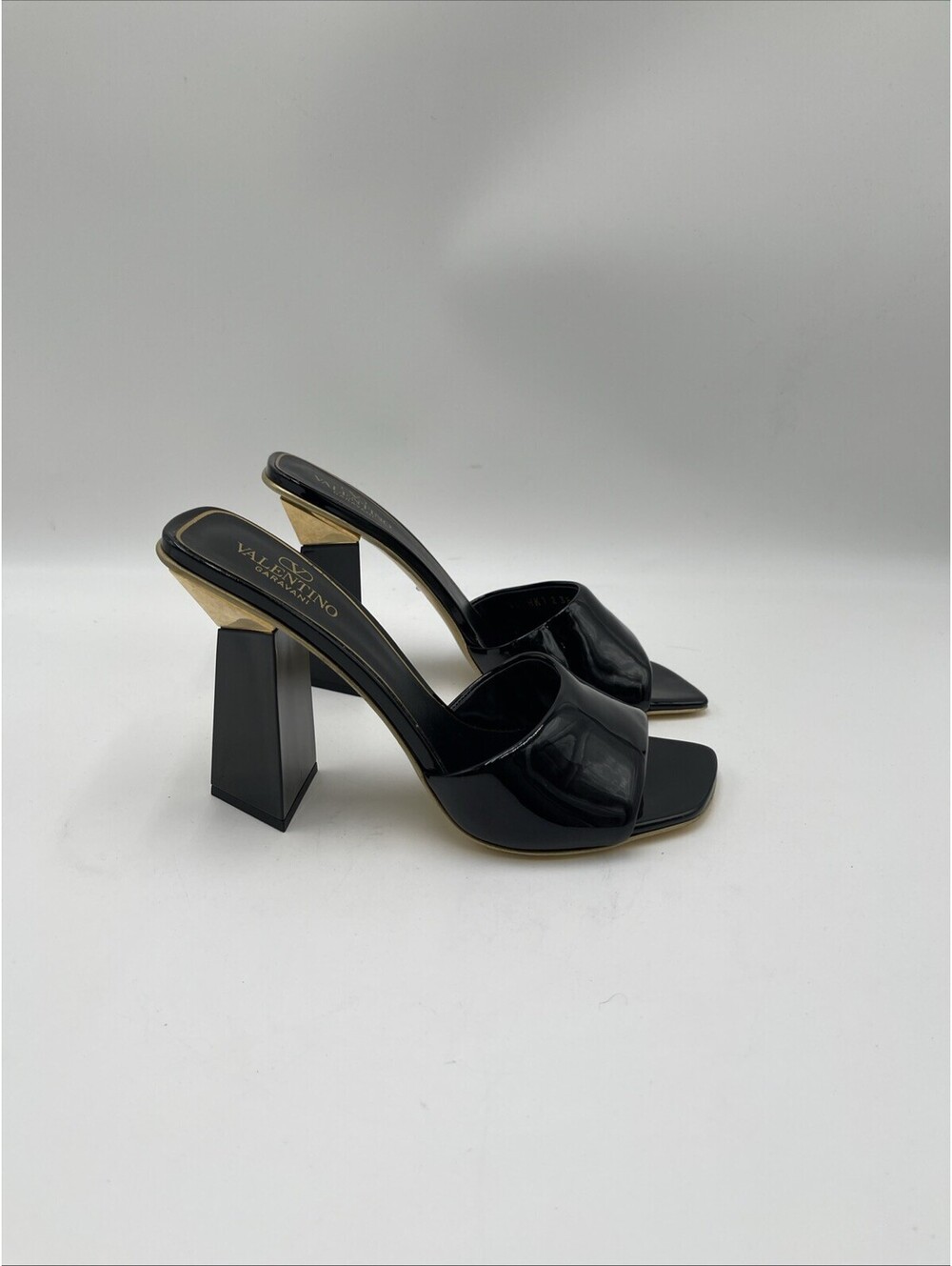 Women’s VALENTINO GARAVANI Hyper One Stud Leather Slide Sandals Black Size 38